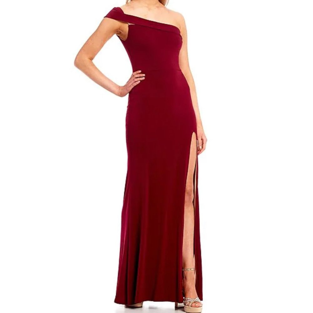 Evening dress with side slit